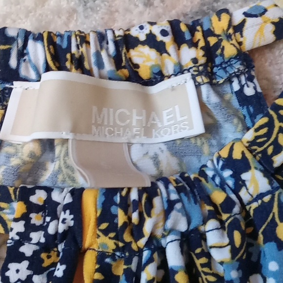 Michael Kors sleeveless blouse, with V-neck in front and back, size small. - Picture 2 of 3